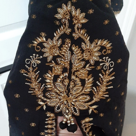 Beautifully embroidered black ethnic dress - Picture 2 of 9